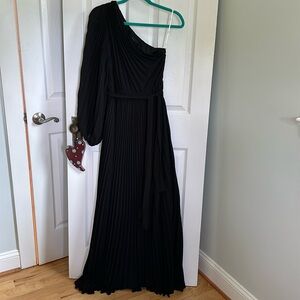 Lulu’s one-shoulder, pleated dress
